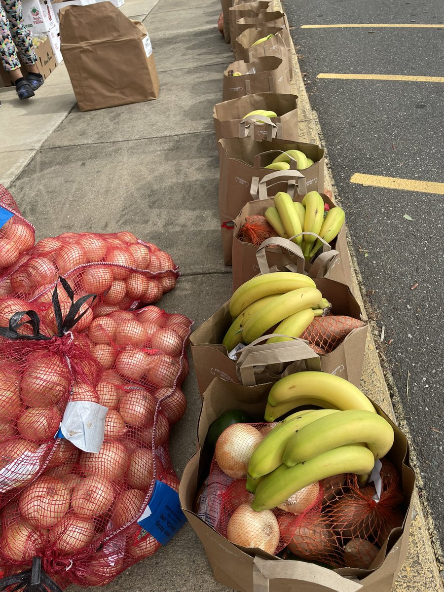 What an incredible partnership we have with Weaver Street!! Supporting our school families in need of fresh, BEAUTIFUL produce, pasta, rice, and beans!  #CommunityPartnerships #endfoodinsecurity #healthyfoods @ECGlobalElem @WeaverStreet