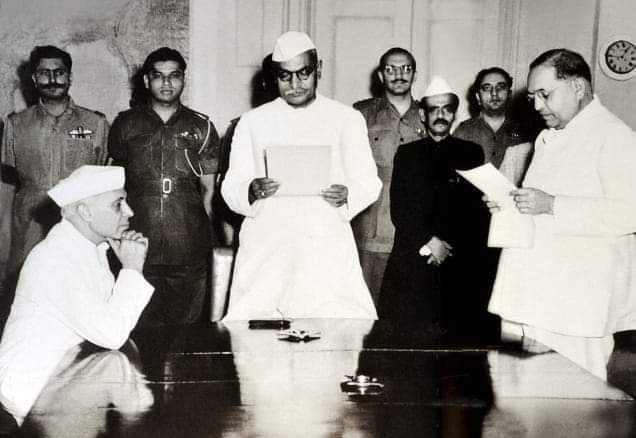 8th May: #TheDayInHistory #OTD in 1950, Dr #BabaSahebAmbedkar being sworn in as independent India’s first law minister by President Rajendra Prasad, as Prime Minister #JawaharlalNehru looks on.