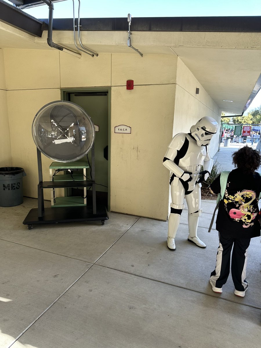 Awesome visitors from the @501stLegion visiting today to encourage and uplift our kids before their state testing. @starwars @RedlandsUSD #MissionMustangs #ThisIsRUSD