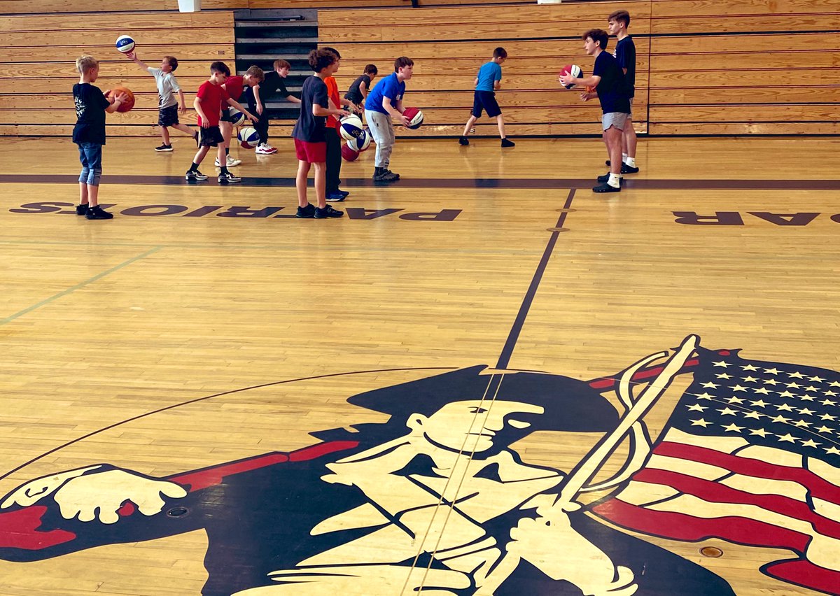 What a great day of skill training for our youth! Being in the DPW today is just so special! So much tradition here! Also seeing the flag flying in the back ground through the glass just simply makes this a one of a kind place to be🇺🇸🙏🏻. #AmericasTeam🇺🇸 #DARBasketball⛹🏼‍♂️