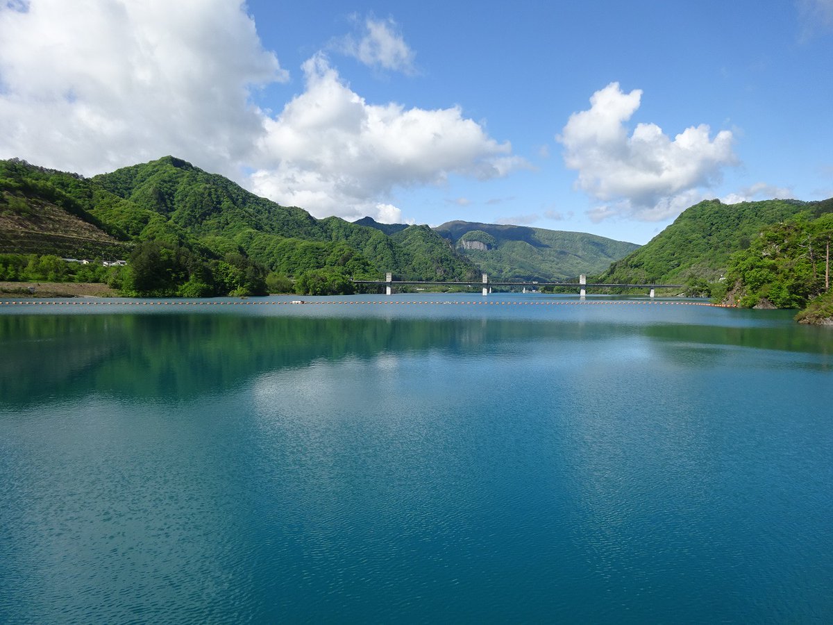 【八ッ場便り】
天端から見た八ッ場あがつま湖です。
貯水池面積は3.0㎢あるのでとても迫力があります！
本日は晴れているのでキラキラ輝いた湖面を見ることができます。

#八ッ場ダム
#ダム放流中