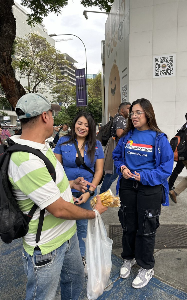 Todo el mundo con Edmundo 🇻🇪 El día de hoy recorrimos las calles de Chacaito, incentivando a los ciudadanos a participar en las próximas elecciones presidenciales a realizarse este 28 de Julio