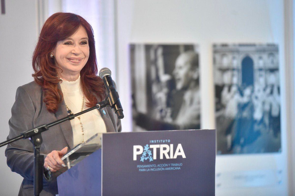 Acompañé a @CFKArgentina en la inauguración del Salón de las Mujeres en el Instituto Patria. Como dijo la compañera, Argentina ha salido de situaciones más difíciles. ¿Cómo vamos a flaquear ante la imagen de Josefina, de Pina o de Estela? Al contrario, es su ejemplo el que debe