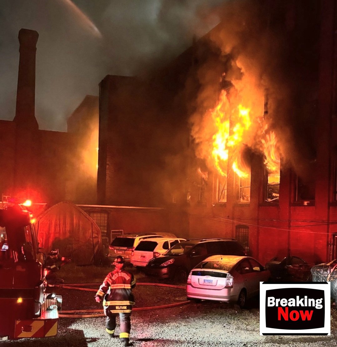 UPDATE 3RD ALARM NOW A GENERAL ALARM FOR A MILL BUILDING FIRE 59 HIGH ST #NEWBRITAINCT  3 TO 4 STORY BRICK L SHAPED

Photo by BreakingNow's Pat Dooley via the BreakingNow Zello Radio Group 

#millfire
#generalalarm 
#3rdalarm
