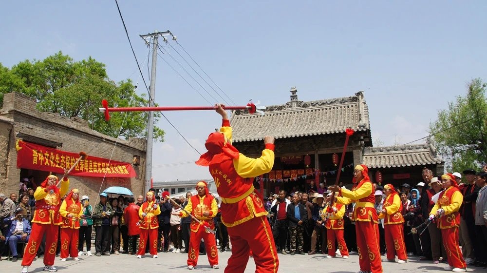 寿阳南东文化艺术节上锣鼓、大竹马、傩舞、耍叉。