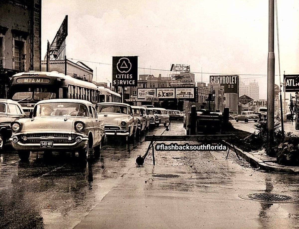 1957: Biscayne Boulevard in downtown Miami ⛽️🔧Lots of petrol and service stations. Hence the nickname 'Gasoline Alley' miami-history.com/photos/biscayn… #Miami