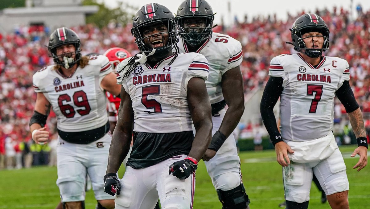 Blessed to receive an offer from South Carolina #gogamecocks🐓 @MohrRecruiting @Andrew_Ivins @ROBERTSON_9TWO @ChadSimmons_ @JohnGarcia_Jr