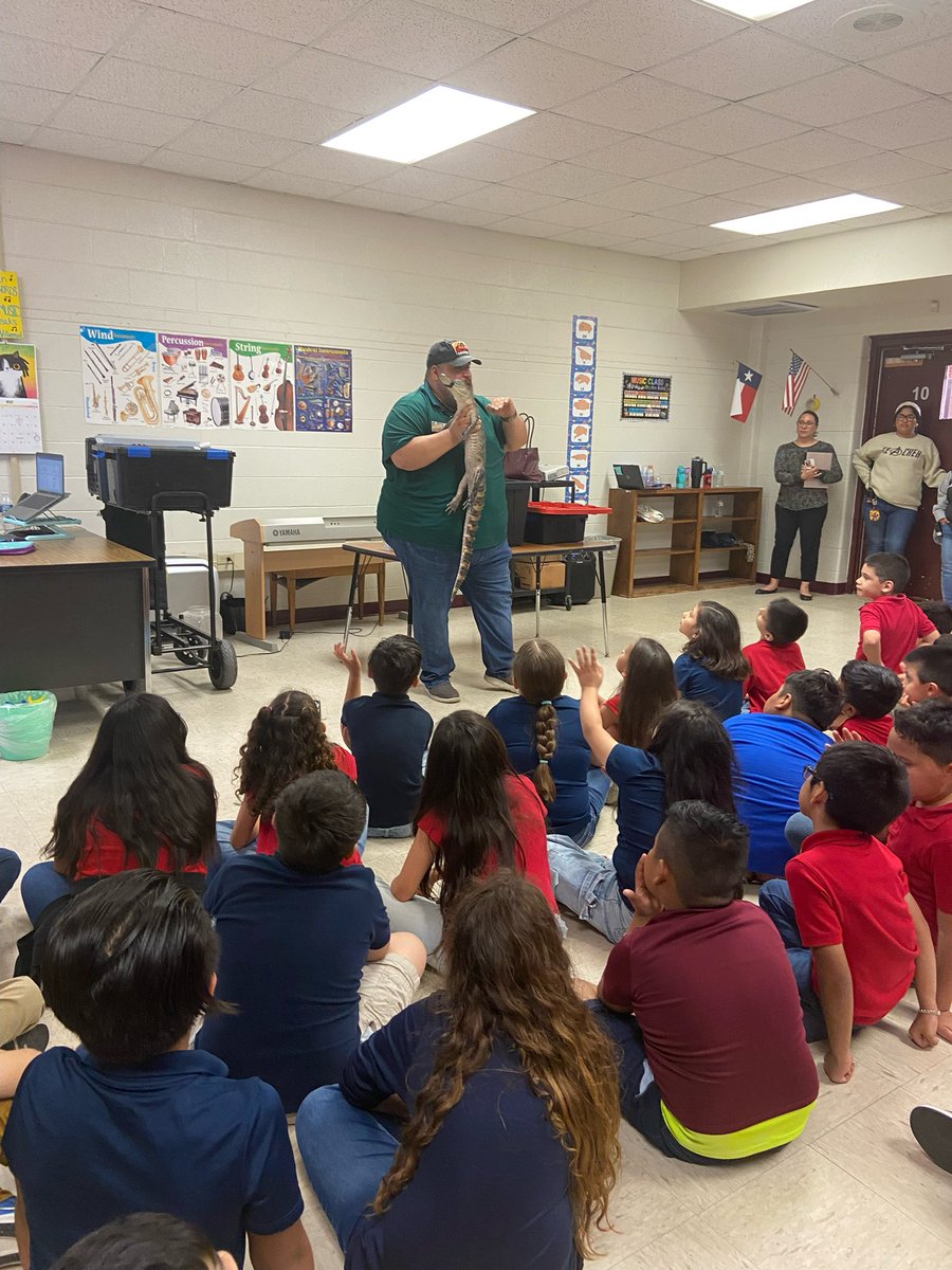 Had a great time at the Gladys Porter Zoo presentation for our LEA students!🐾 We learned so many interesting facts about reptiles and mammals, and even got to touch some of the animals. @rosemarycleal @avillarreal4079