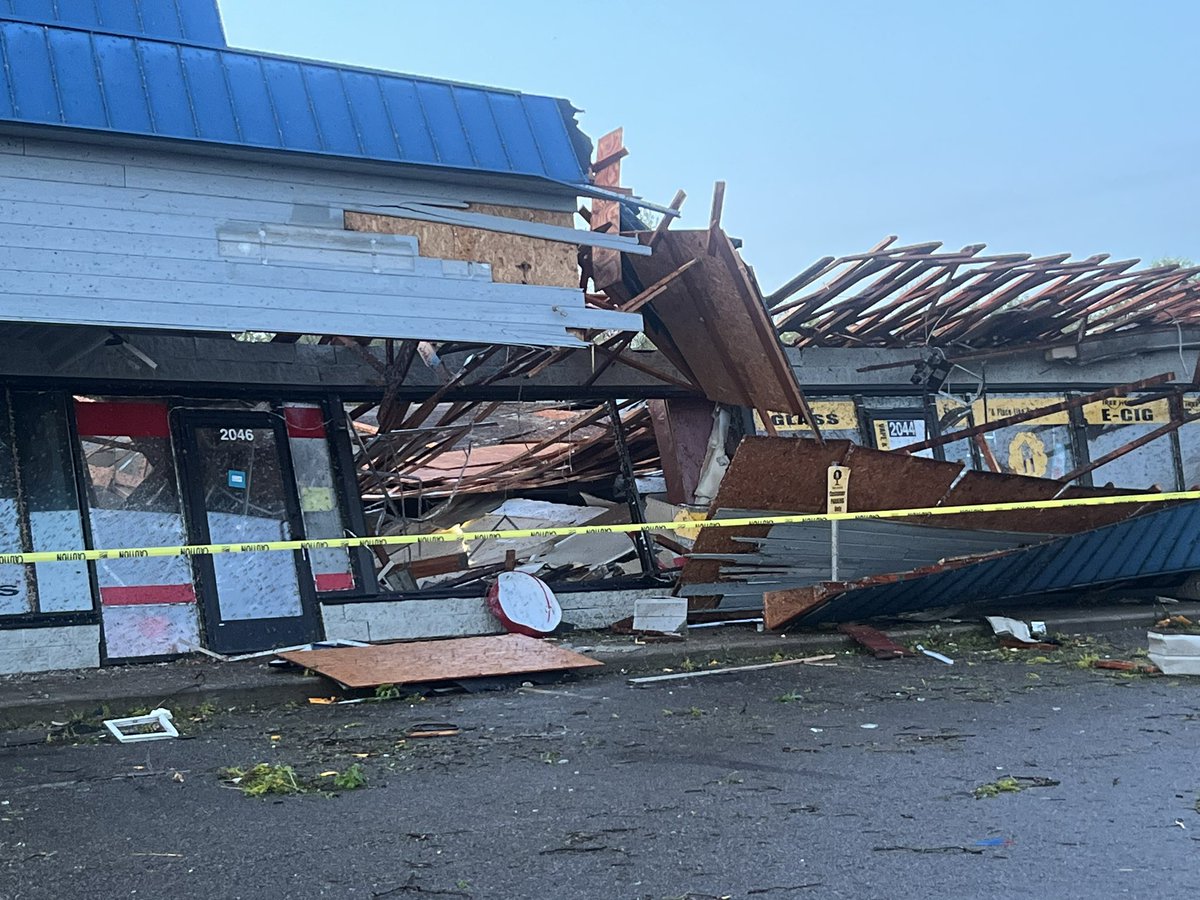 mgard_wzzm13's tweet image. This is all that’s left of a strip mall at the corner of Oakland and Centre in Portage after a #tornado this evening. @JuliaGorman10 just spoke with a man who was INSIDE this building when it collapsed around him. We’ll share that interview with you as soon as we can on @wzzm13