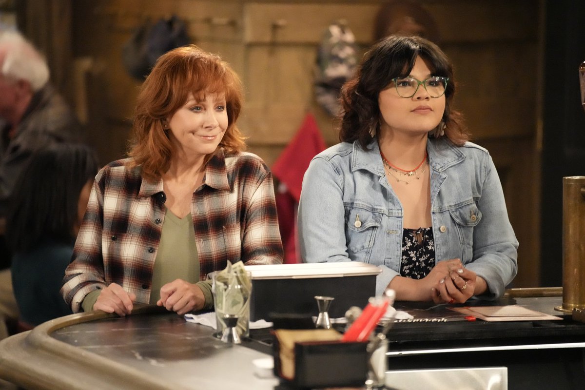 NBC ordena oficialmente la comedia 'Happy’s Place', protagonizada por Reba McEntire. La comedia muestra a McEntire interpretando a Bobbie, quien hereda el restaurante de su padre y no está muy emocionada al descubrir que tiene una nueva socia comercial en la media hermana que…