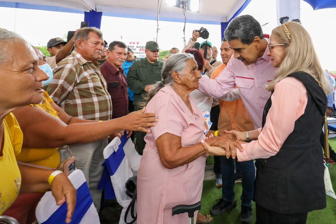 'Escuchar el clamor de nuestros abuelos y abuelas, y recibir sus bendiciones, me llena el alma. Tengan la certeza que lucharé por protegerlos y garantizarles una vida digna'. @NicolasMaduro 

#MovilizadosPorVenezuela