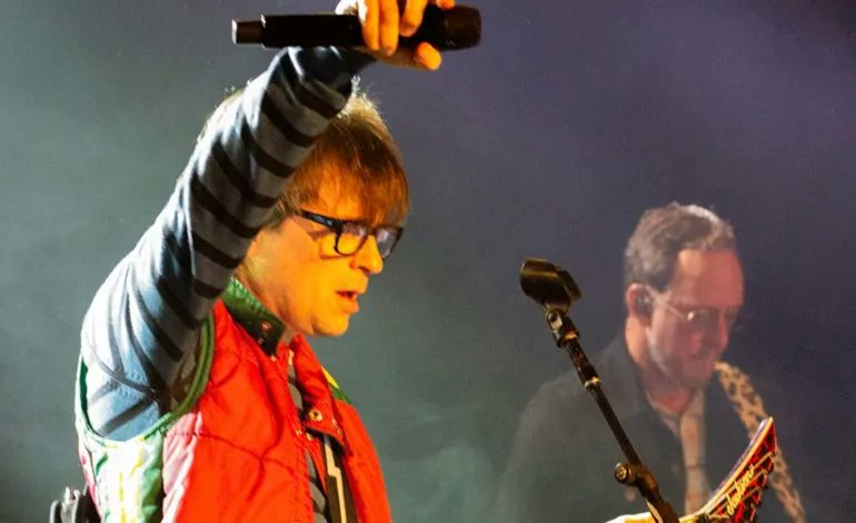 .@Weezer Live Debuts Six Songs, Covers Hole’s “Celebrity Skin” music.mxdwn.com/2024/05/06/new… #Songs #Debuts