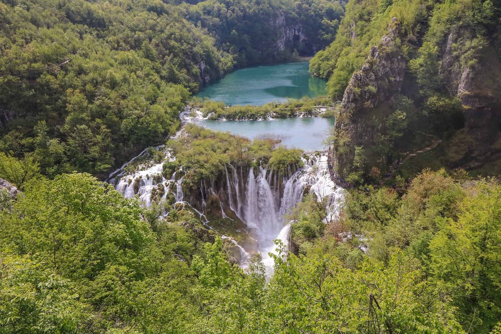 I found visiting Plitvice Lakes one of the prettiest destinations in the world for its unusually high number of waterfalls that seem straight out of a fairytale... Read more 👉 bit.ly/3uu457S #PlitviceLakes #Croatia #traveltips #travel #UltimateGuide