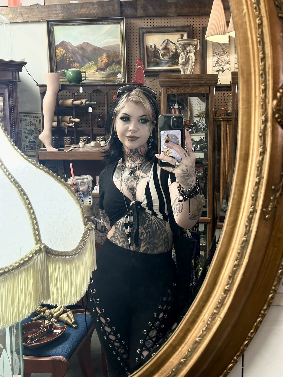 graveyrd_z0mbie's tweet photo. happy(super late) #hellietuesday!!! again i looks like a damn rat but hellie looks SO GOOD WITH SHORT HAIR OMG https://t.co/LZlFt6aNGq