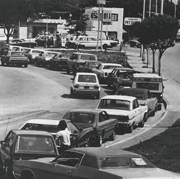 DO YOU REMEMBER!👵👨‍🦳
Who remembers the Gas shortage and the Long lines in late 1973 and 1974, The oil embargo during President Nixon administration ?🤔⛽️🤨