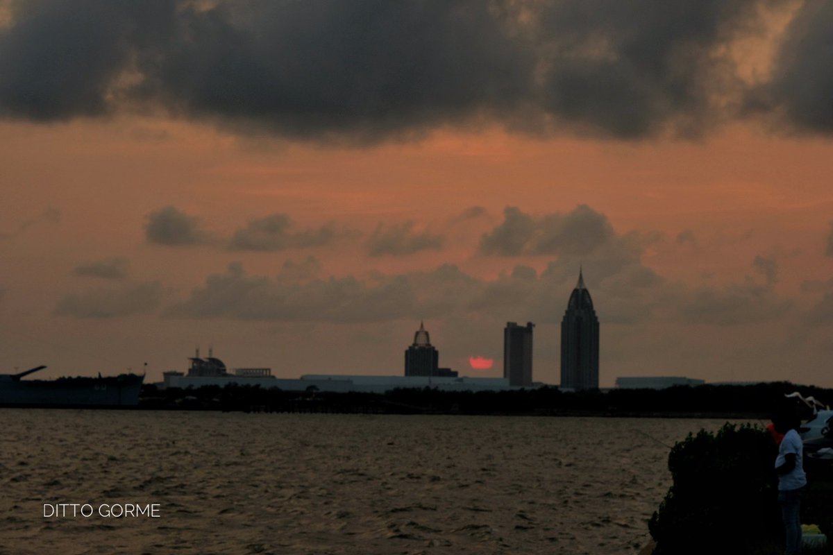 Sunset Mobile, AL @spann @NWSMobile @rzweather @StormHour @ThePhotoHour @ThomasGeboyWX @michaelwhitewx @KDanielCCI @USS_ALABAMA @AlanSealls @wkrgcaroline @WKRGEd @TaylorWVTM13 #alwx #sunset