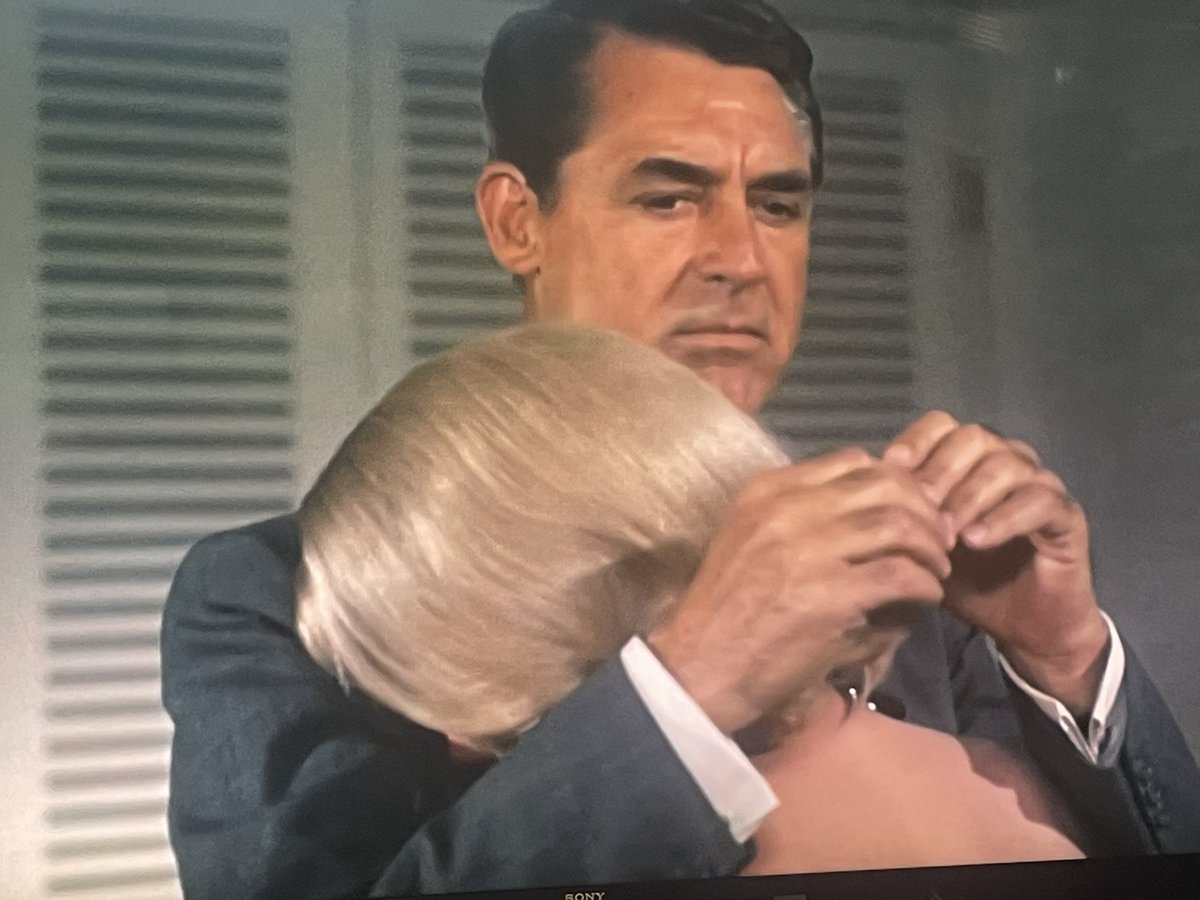 Bernard Herrmann is kind of stealing from himself here. The poignant and romantic music cue is very much the same as one in Vertigo from the previous year #NorthByNorthwest #TCMParty