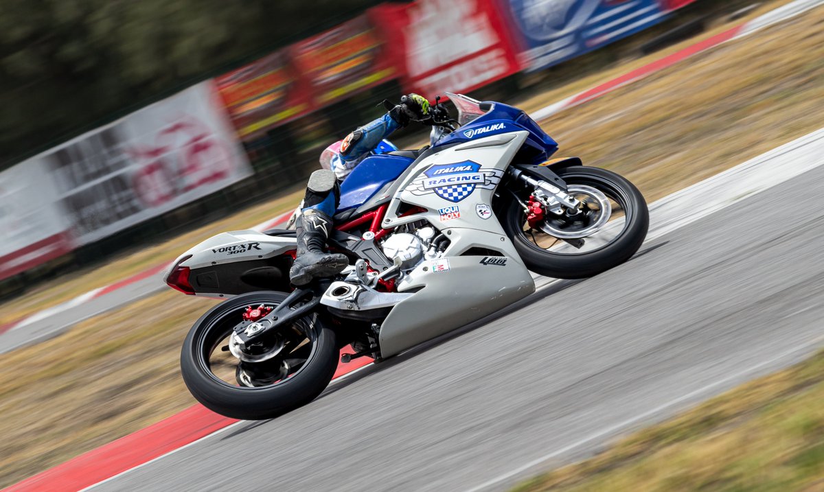 2e5astian's tweet photo. Hola @RicardoBSalinas 👋
Hace 2 semanas fue la 3era Fecha del Racing Bike México donde las categorías de @ItalikaRacing  tuvieron participación y pude obtener las siguientes imágenes. Me gustaría mucho poder formar parte de media en las siguientes fechas, soy fotógrafo 1/2 https://t.co/anpHHzSL4P
