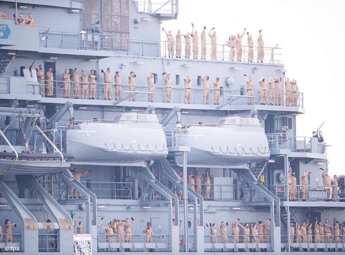 本日、フリゲート艦「バーデン＝ヴュルテンベルク」と任務部隊補給艦
