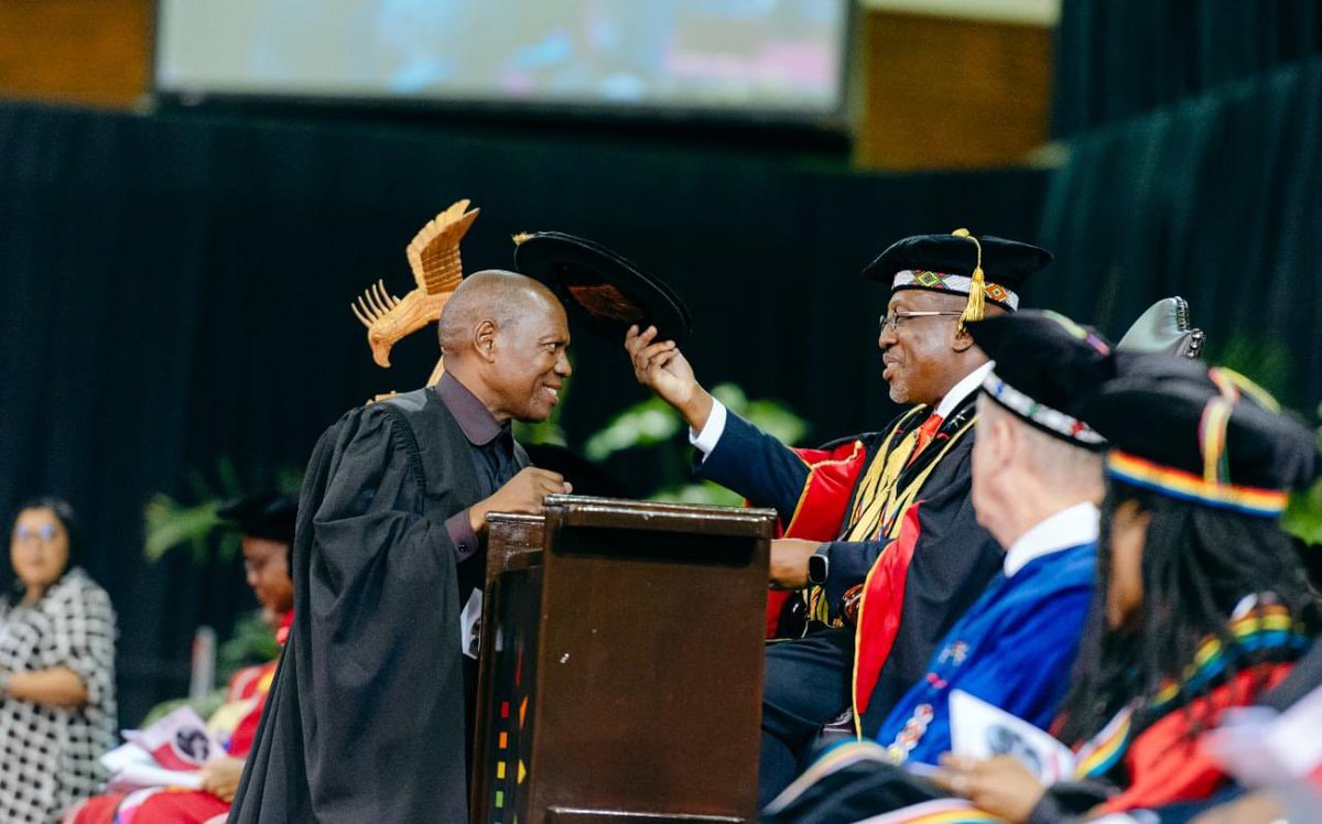 Cde Dr Zweli Mkhize is so humble, a leader and unwavering dedication to our struggle congratulations on your graduation leadership. 

#VoteANC2024
#LetsDoMoreTogether