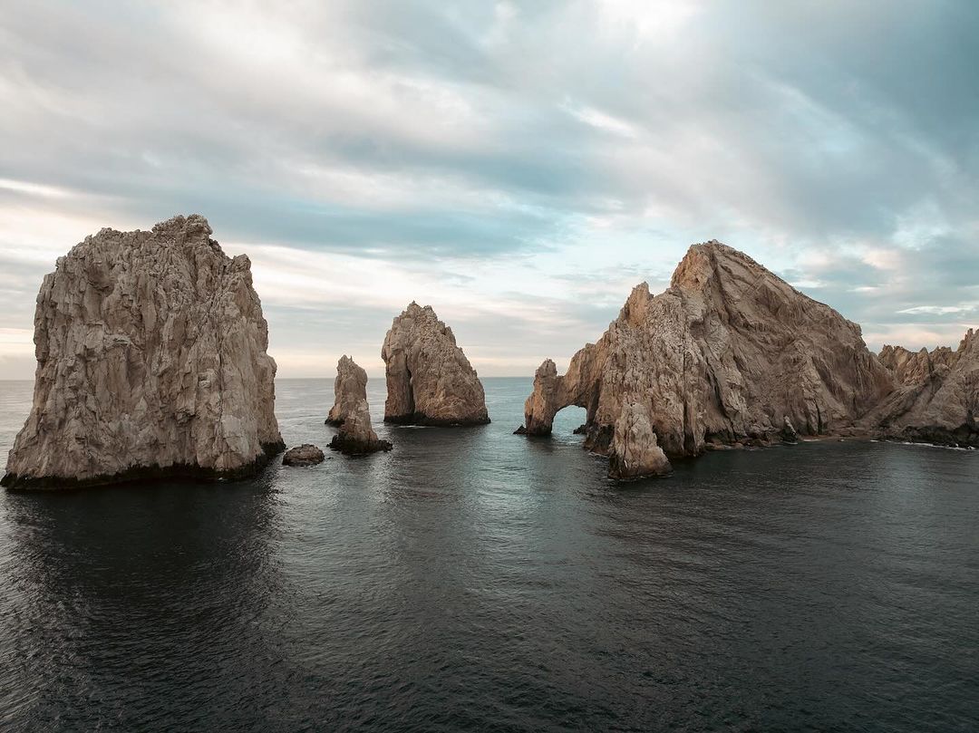 #ElArco se caracteriza por unir a dos océanos: Mar de Cortés y Océano Pacífico. Sus aguas albergan vida marina de todo tipo, y puedes descubrirla con tours guiados de snorkel bit.ly/47mspqH 📷stunna_mane_official