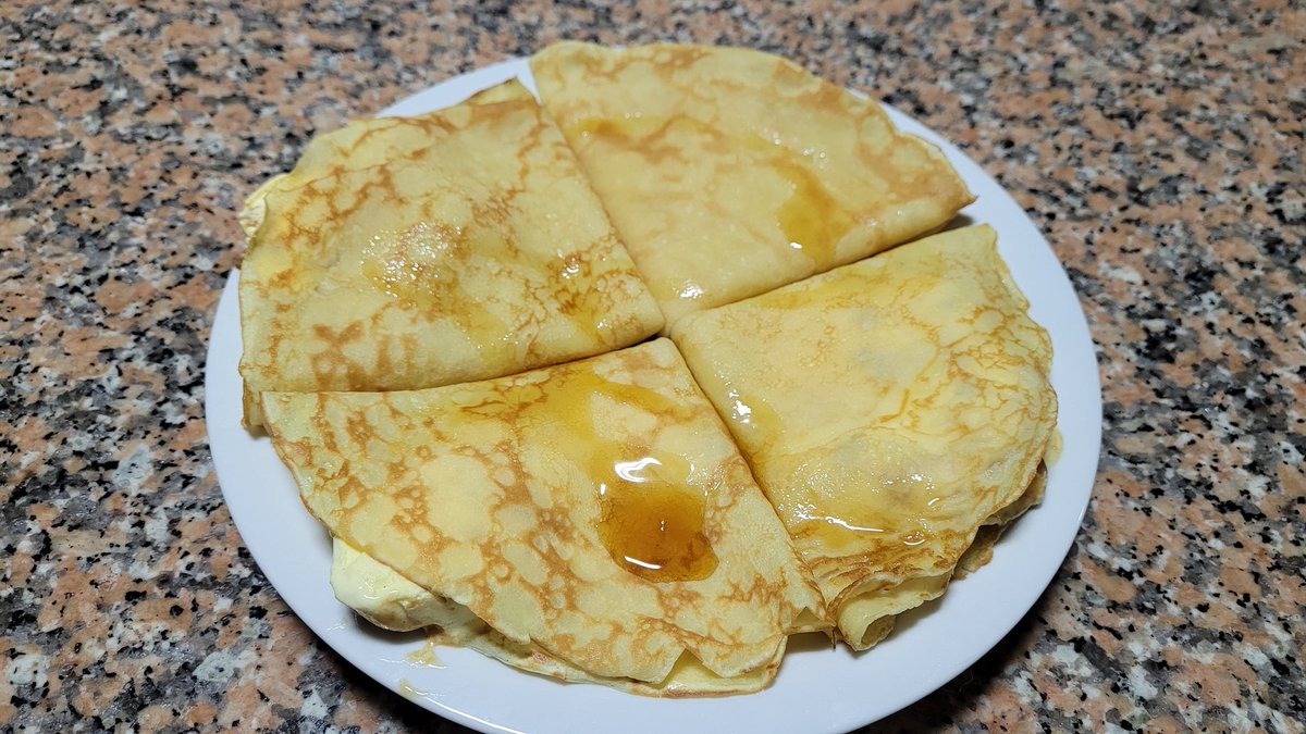 2 am crepes with ice cream and a drizzle of maple syrup.

The syrup is so much better on the crepes