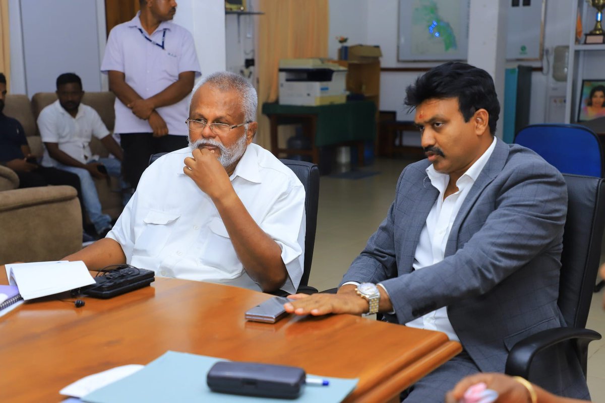 Hon. Senthil Thondaman, the Governor of Eastern Province, and Minister of Fisheries Hon. Douglas Devananda discussed the forthcoming implementation of aquaculture projects in the Batticaloa district at the Batticaloa District Secretariat.