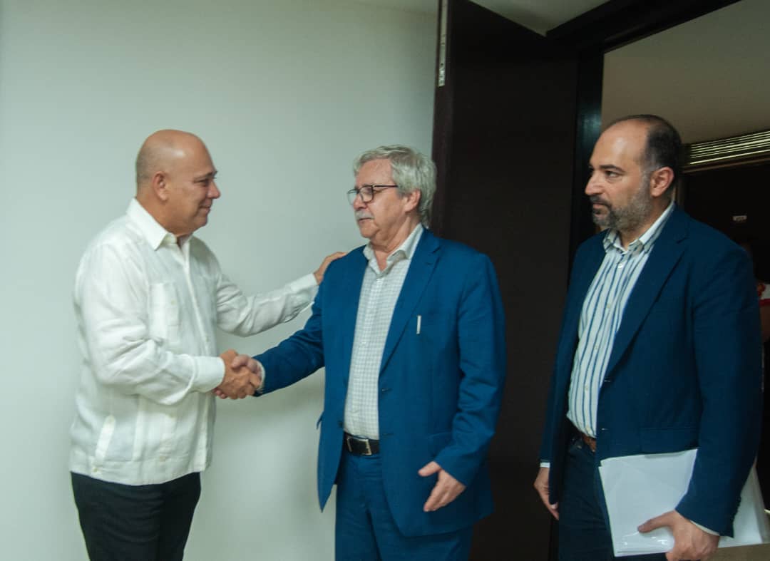 PartidoPCC's tweet photo. El miembro del Buró Político y Secretario de Organización del CCPCC, Roberto Morales Ojeda, sostuvo un encuentro con el compañero Hanna Gharib, Secretario General del Partido Comunista del Líbano (PCL).
Ver más:
https://t.co/jyETZb1ZJ8 https://t.co/q9xzvJ31sU