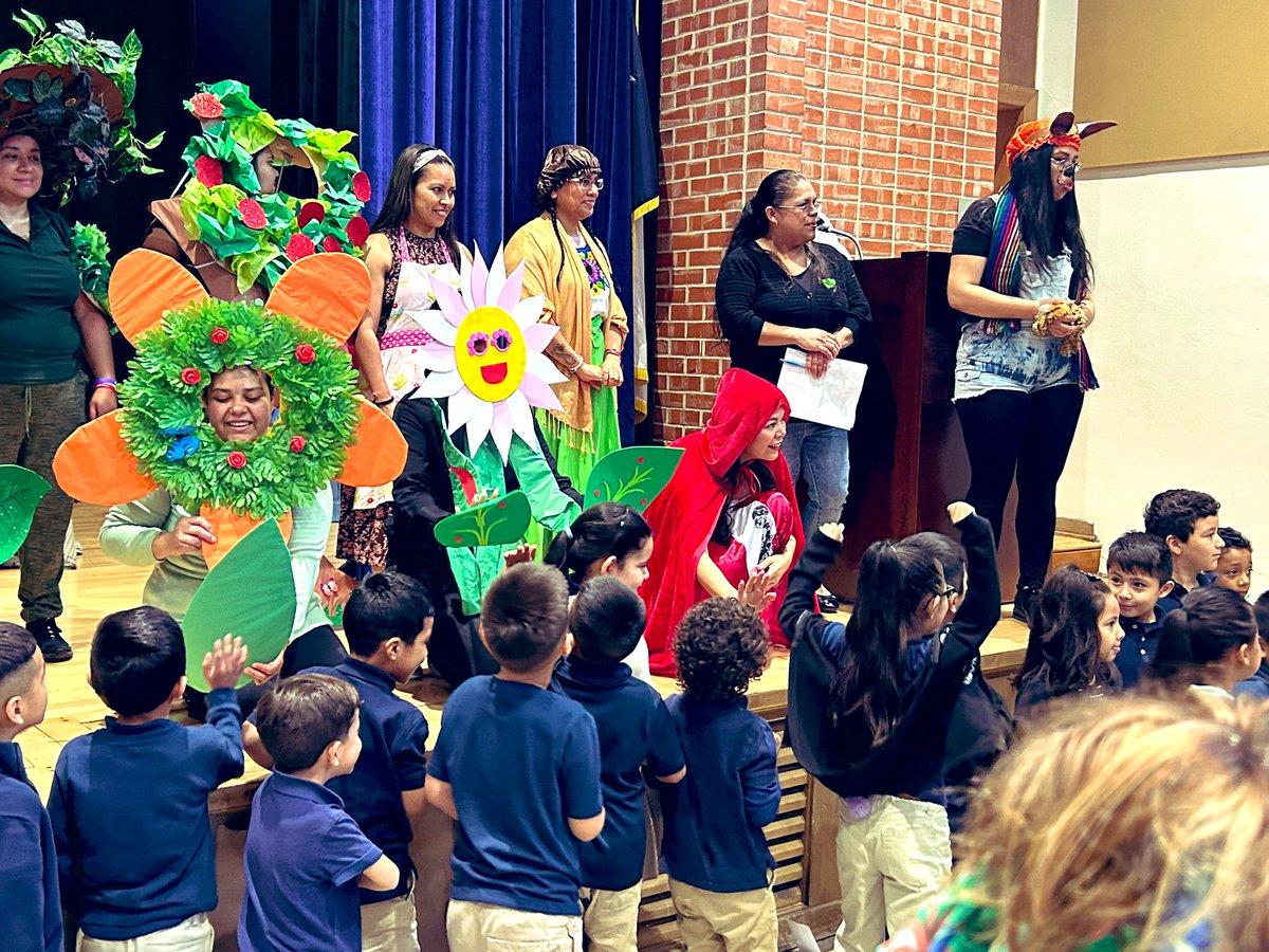 Thank you to our Avance members for performing the play, Caperucita Roja to our young scholars! #familyengagement #lalectura #CockrellHill #OakCliff