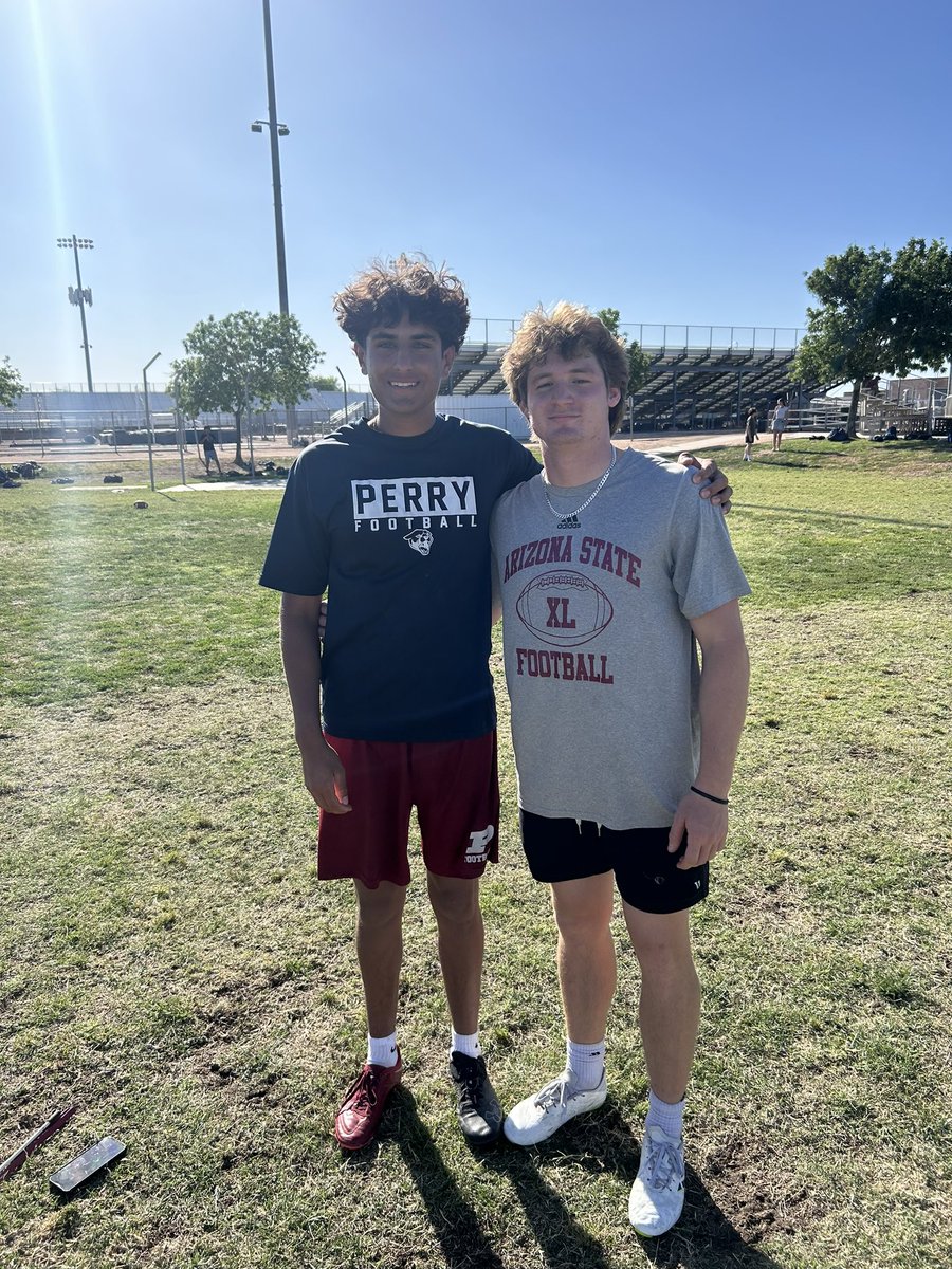 Had a great surprise and experience at practice with asu kicker @CarstonKieffer thank you for coming out and helping. @CoachyarbsPHS @steverausch17 @JosephO24 @perrypumas