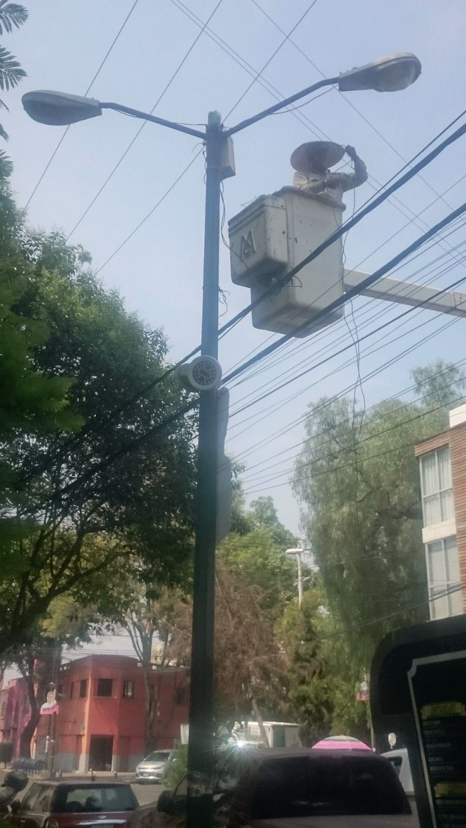 Barrimos, balizamos, podamos, bacheamos, retiramos gallardetes, desazolvamos y reparamos el alumbrado público en el Parque Álamos. ✂️💡🌳🧹🧼