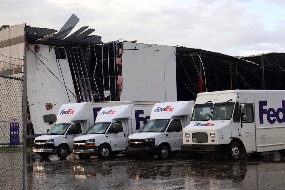 Just in: About 50 people trapped at FedEx facility after tornadoes hit Michigan, officials say. Link with more info in tweet below ⬇️