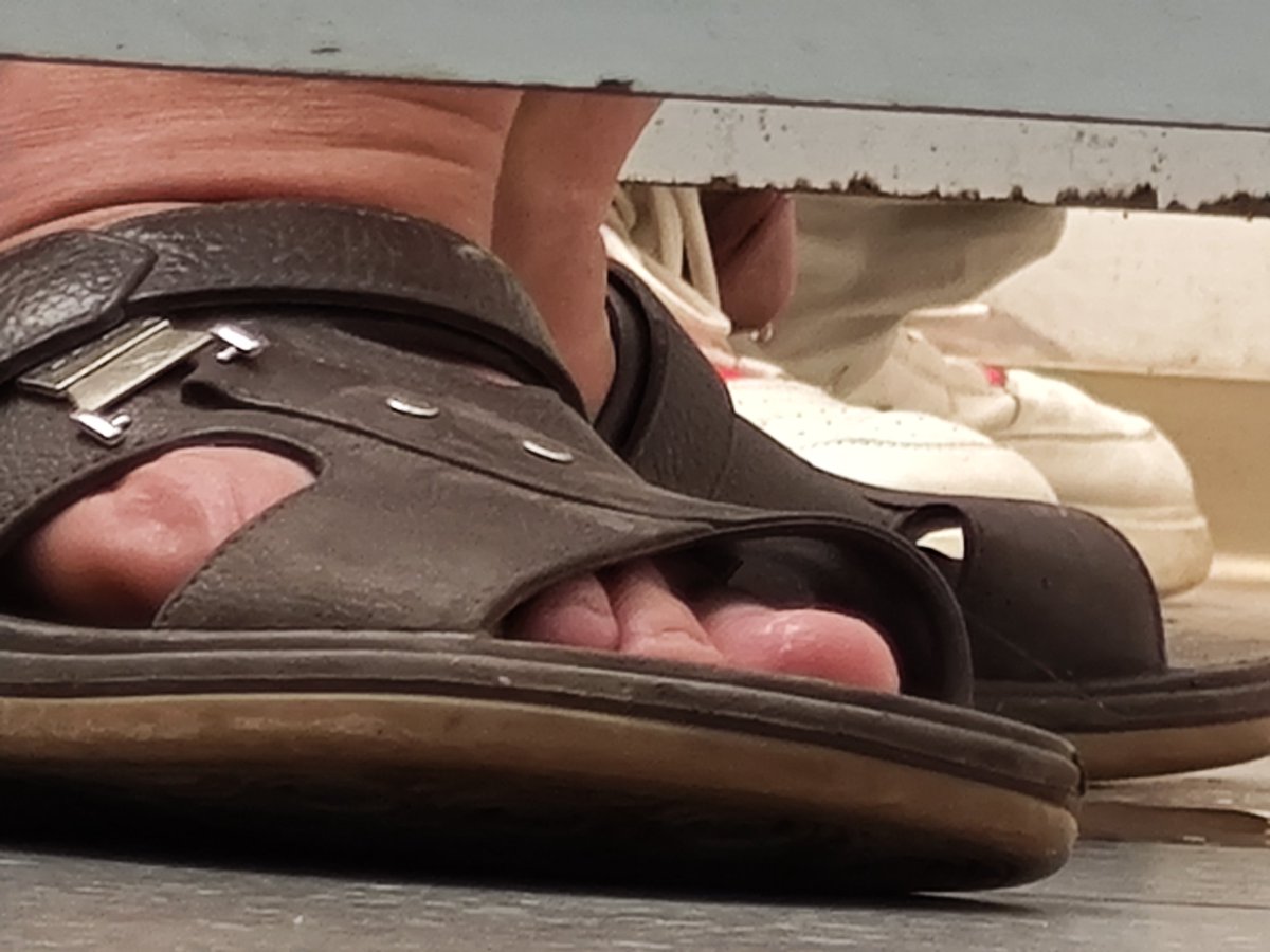 小伙子🐔挺大条，中间隔着两个隔间，放大30倍拍的，不是很清晰了。
#广州偷拍