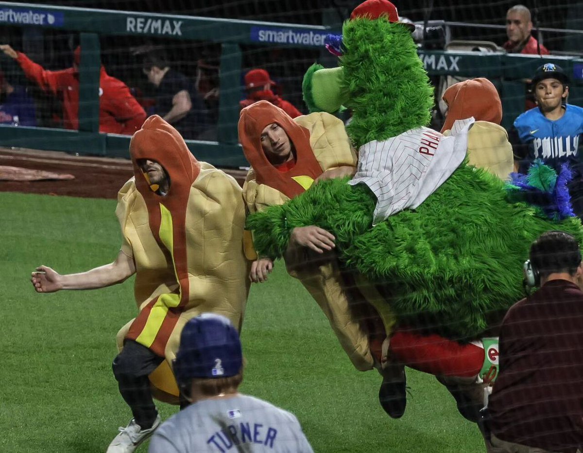 The Phillie Phanatic tackles the hot dog on BOGO hot dog night as the Phillies play Toronto Blue Jays.  #phillies  #mlb #mlb⚾️ #canoncamera #canon📷 #canonR7 #canonrf100400  #baseball #baseballphoto  #philliephanatic instagr.am/p/C6sHYuGr_sp/