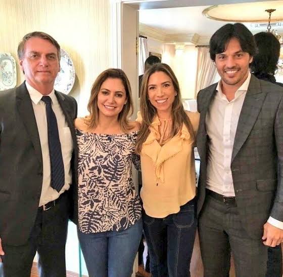 A Patrícia Abravanel, filha do Silvio Santos, é casada com o Fábio Faria, ex-ministro do Bolsonaro. Agora no meio da tragédia no Rio Grande do Sul, o SBT resolveu espalhar uma Fake News de whatsapp, afirmando que os caminhões com mantimentos estão sendo barrados por falta de nota