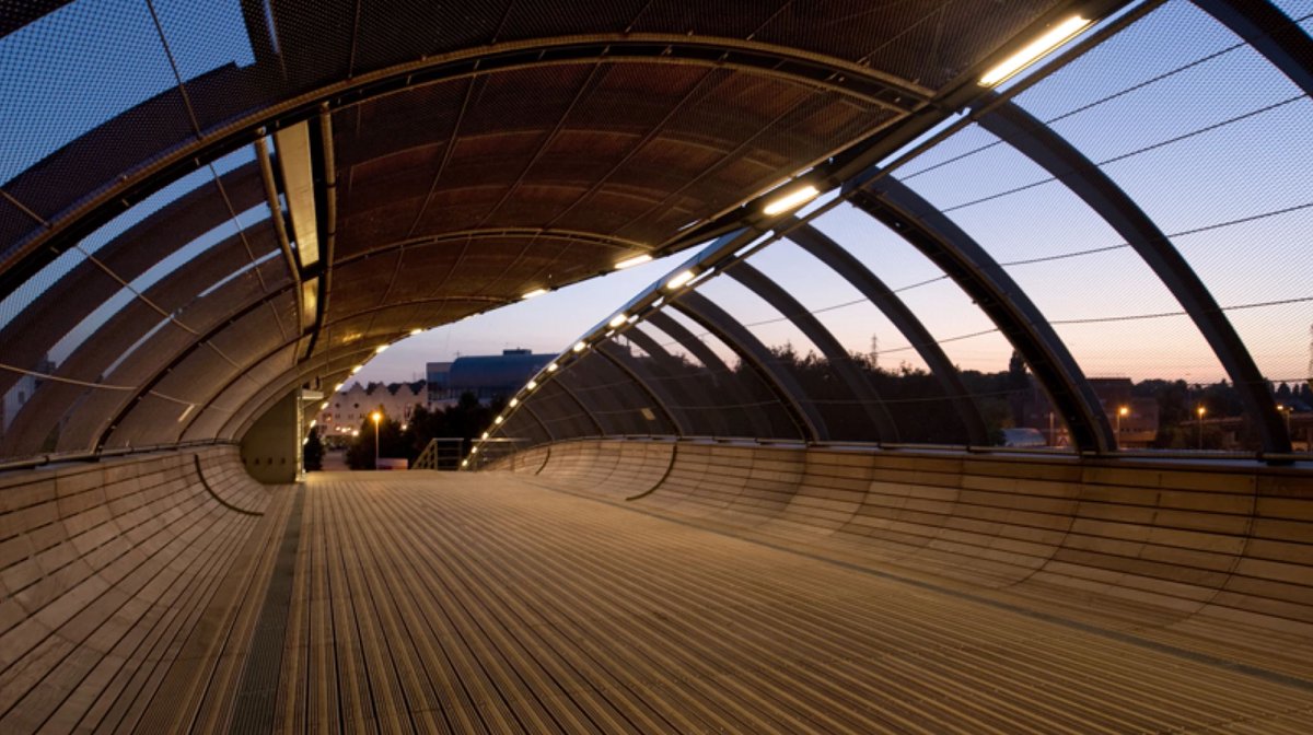 actionnetwork.org/letters/build-…

This is a new pedestrian bridge in Villetaneuse, Paris. Just the kind of infrastructure that would make a huge difference to the thousands of people living and working around the Eveleigh corridor. Sign the petition and help us reach 2000 signatures.