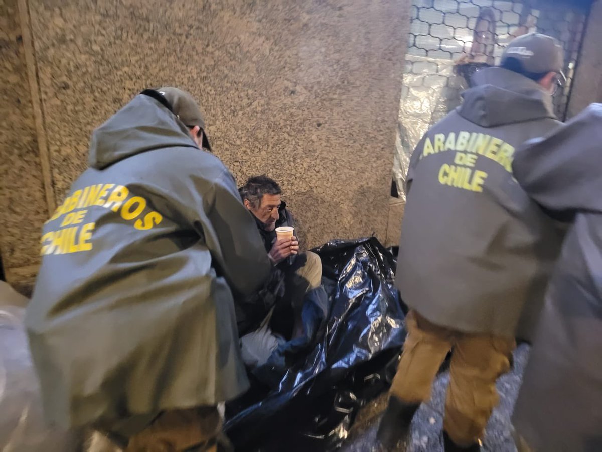 Carabineros de la 28ª Comisaría COP, recorren el centro de #Santiago, entregando café y comida, a diferentes personas que se encuentran en situación de calle, velando de igual forma, por su integridad física.
#CarabinerosDeTodos