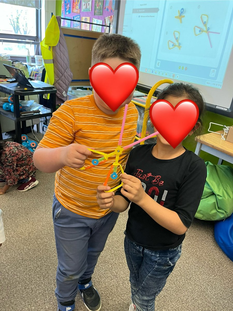Gibson123Ms's tweet photo. Students learning about and building levers with their learning buddies. @strawbees @TDSB_IonviewPS @TDSB_STEM https://t.co/rdC1hB8mJy
