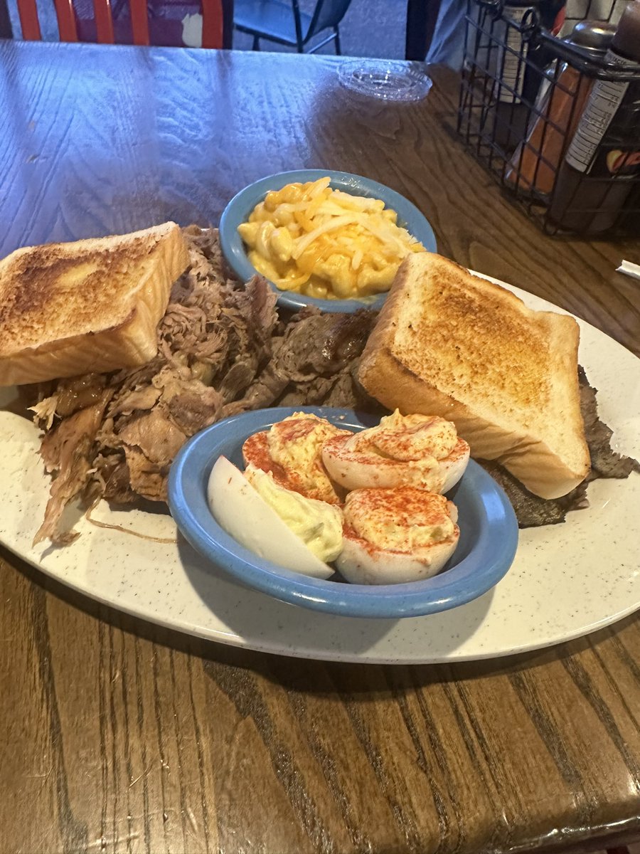 Great day’s work in Memphis today so I had to see what this Memphis BBQ was talking about at One & Only BBQ. #GRIT // 🦍 // #KOJ