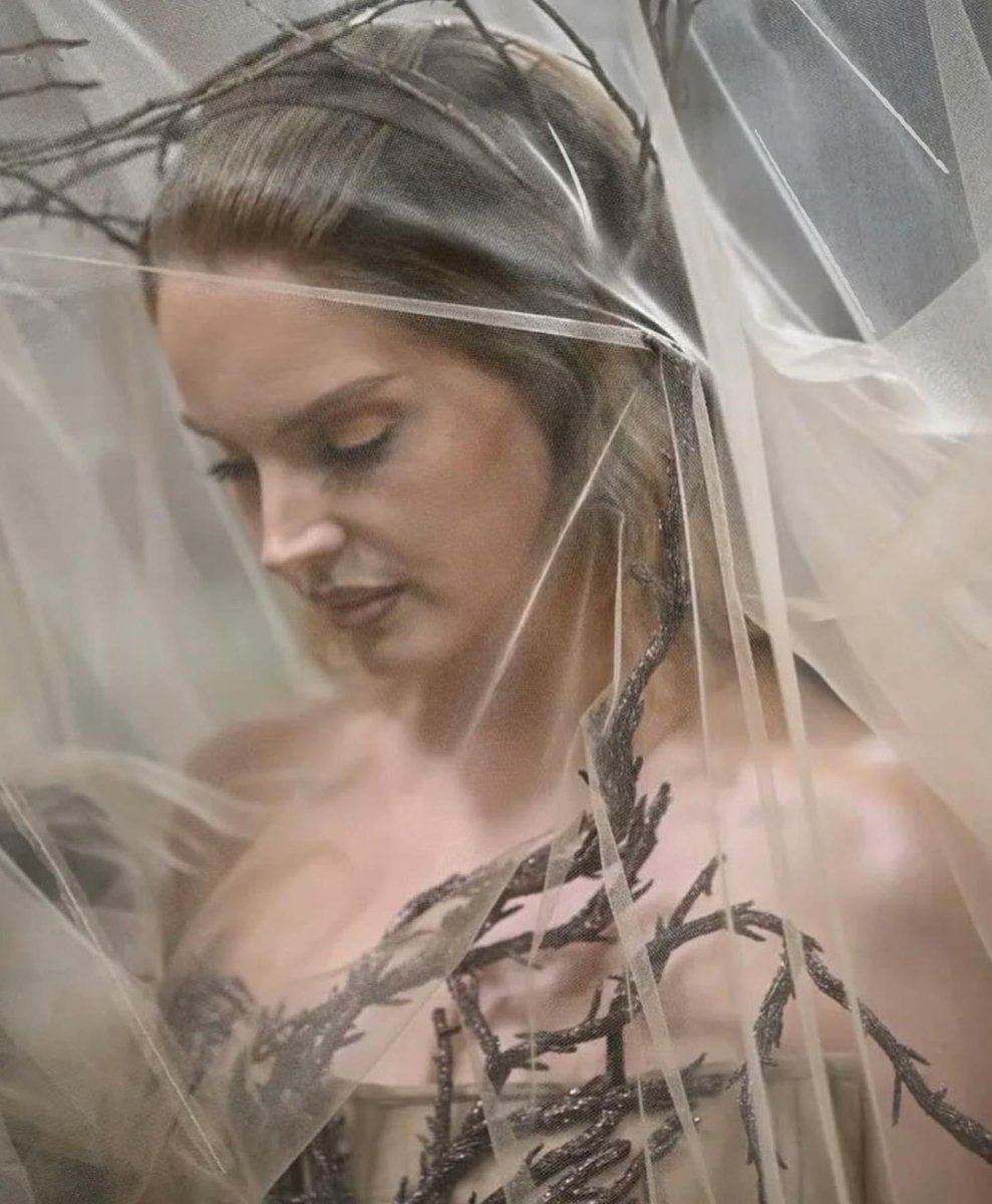 PISCESPRADA's tweet photo. lana del rey met gala 2024 details https://t.co/7bhlM5lAet