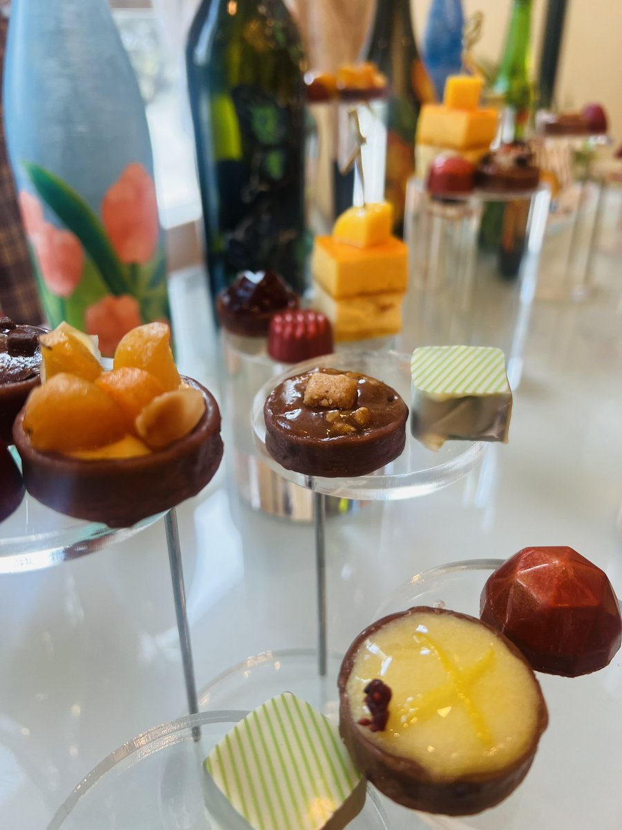 Sweet treats for the sweet tooth! 💯

#sweet #deserts #afternoontea #taste #yummy #canton #hilton #guangzhou #doubletreebyhiltonguangzhou