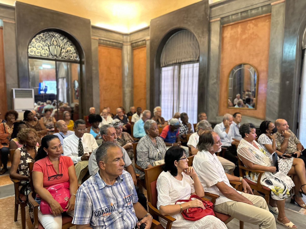 El día 7 de mayo en la Casa de la Amistad, en la ciudad de La Habana se celebró un seminario dedicado al 101 Aniversario del Lider Nacional de Azerbaiyán Heydar Aliyev con exposiciones de los professores cubanos.

#UluÖndər 
#HeydərƏliyev101