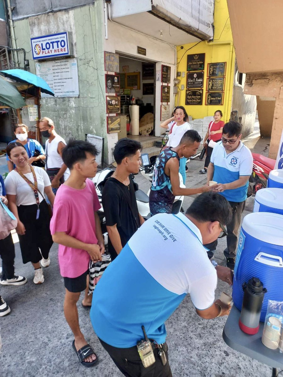 css_ph's tweet photo. Yesterday’s #thewaterproject - free cold and clean drinking water for the public to help in the sweltering heat at the corner of Kaingin Street and EDSA, Quezon City.

#care #share #serve #give #cssgivesph https://t.co/igQ9KyX51X