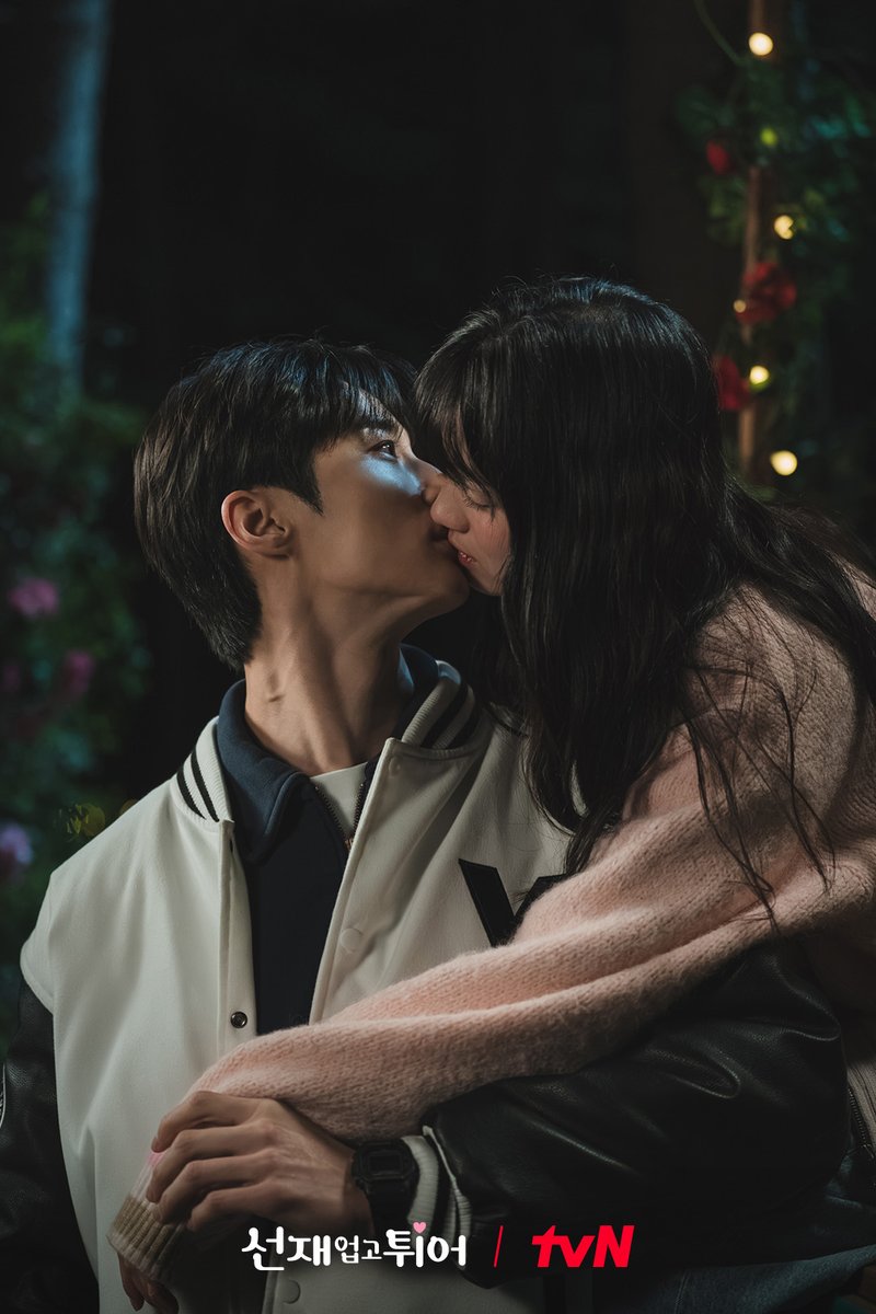 CJnDrama's tweet image. 에필로그 이거 좋은 거였네 (๓´˘`๓)♡
입술로 도장 찍었다 치고 연서대 MT 전설 진행시켜-!

[월화] 저녁 8:50 | tvN
#선재업고튀어 #LovelyRunner