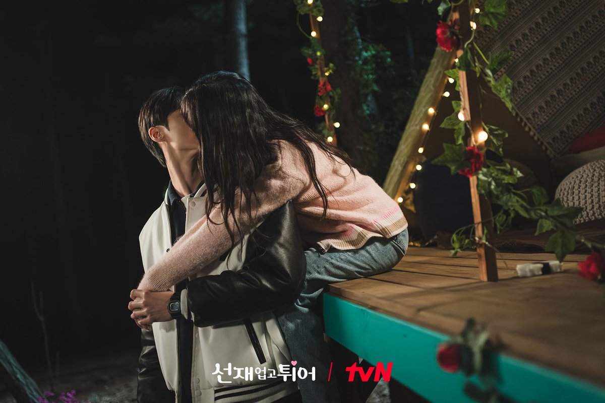 CJnDrama's tweet image. 에필로그 이거 좋은 거였네 (๓´˘`๓)♡
입술로 도장 찍었다 치고 연서대 MT 전설 진행시켜-!

[월화] 저녁 8:50 | tvN
#선재업고튀어 #LovelyRunner