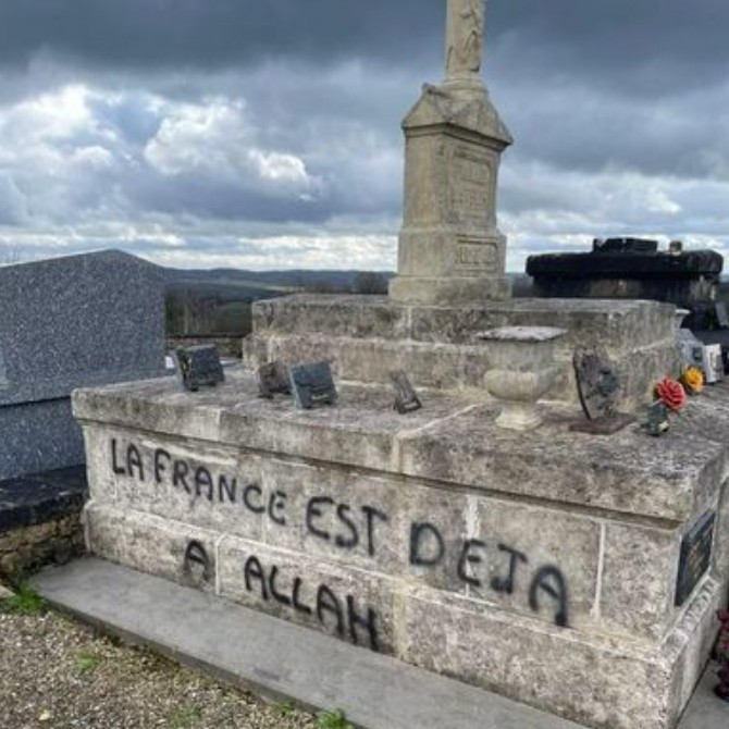 gauchecaca's tweet image. Une cinquantaine de tombes ont été profanées en Dordogne.
Je trouve qu'on en a très très peu parlé.
C'est vrai qu'en parler à la télévision en floutant les textes est plutôt difficile donc on préfère occulter.
C'est plus simple,quoi...