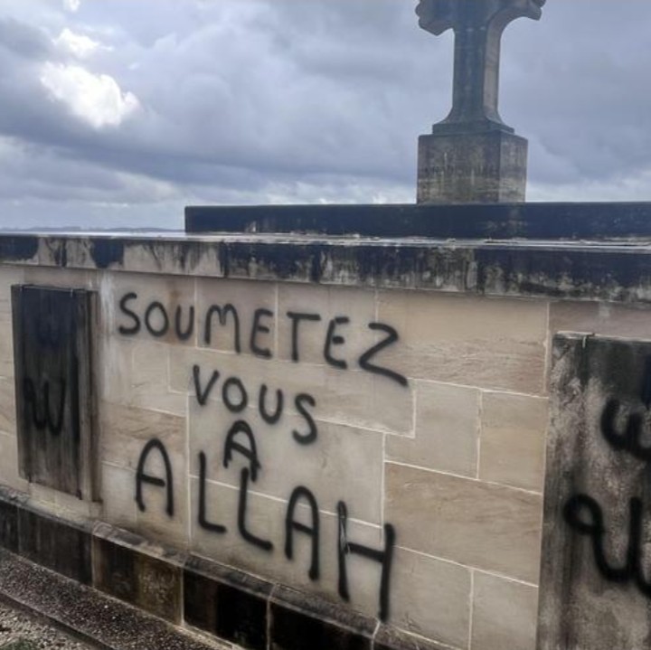 Une cinquantaine de tombes ont été profanées en Dordogne.
Je trouve qu'on en a très très peu parlé.
C'est vrai qu'en parler à la télévision en floutant les textes est plutôt difficile donc on préfère occulter.
C'est plus simple,quoi...