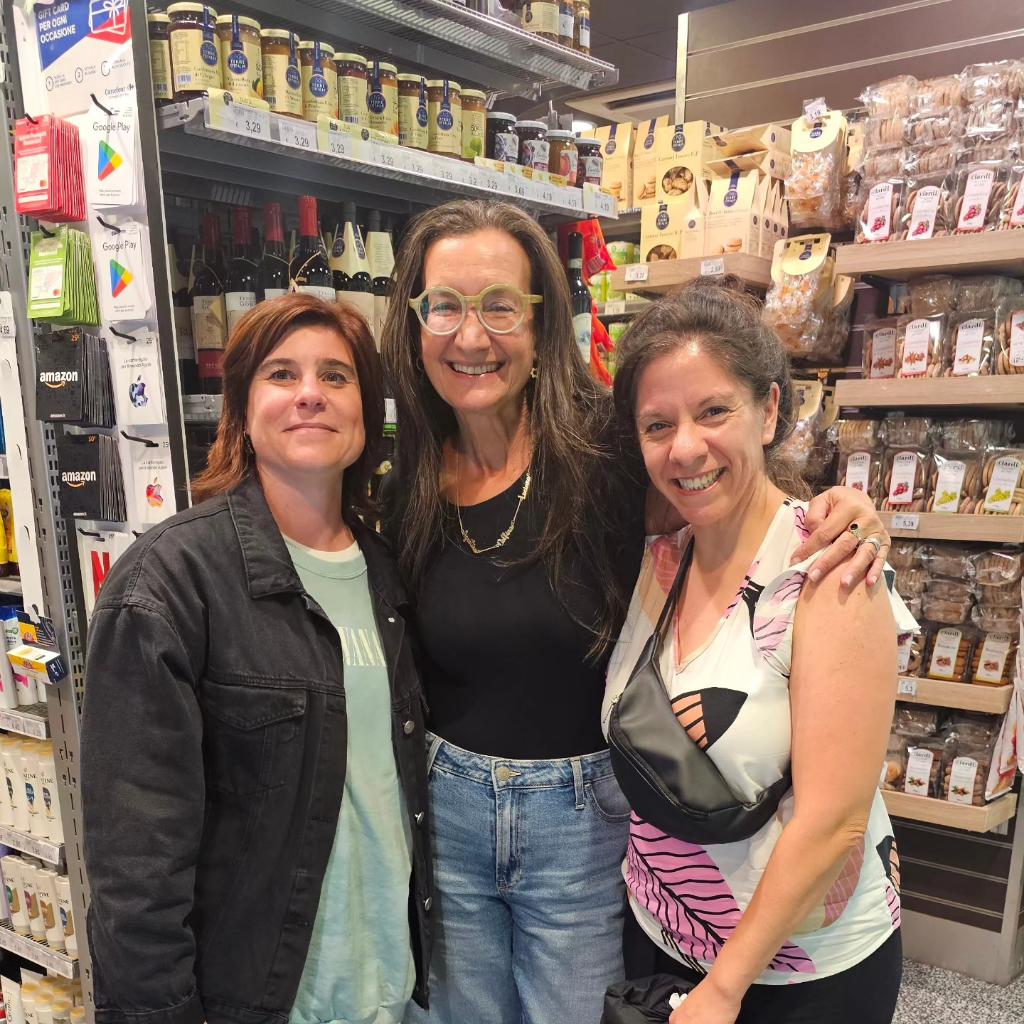 Estar en Roma y encontrarte en un supermercado con 2 Mujeres de @FundacionFLOR . Increíble y maravilloso. #FLORESporelmundo #SERFLOR