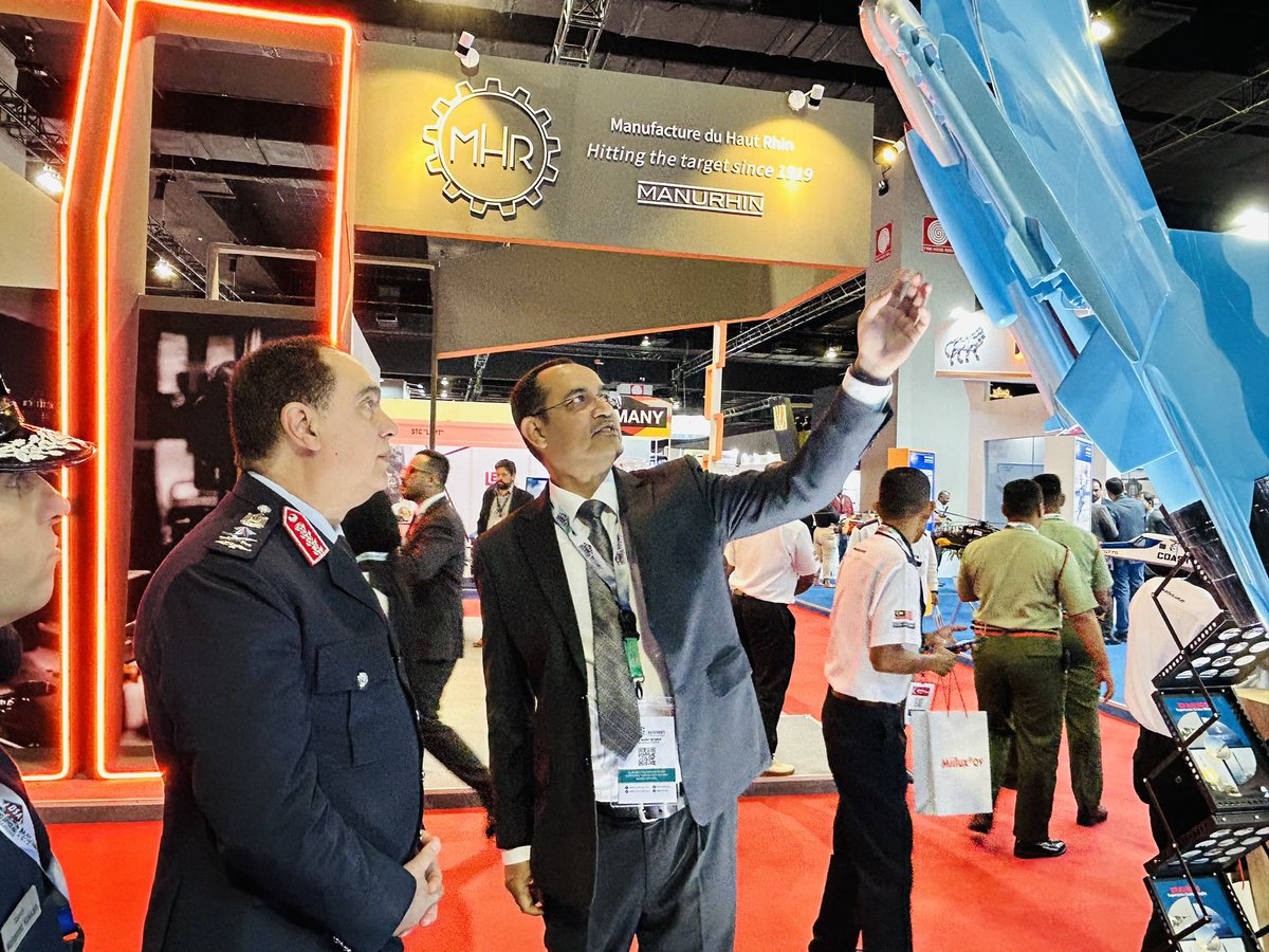 BrahMosMissile's tweet image. Lieutenant General Mahmoud Foaad Abd El-Gawad, Commander of the @egairforce 🇪🇬, visited #BrahMos pavilion at @DSAMalaysia, #MITEC, #KualaLumpur 🇲🇾. The Commander was briefed about the advantages of the @BrahMosMissile.

#DSA2024 #DSANATSECAsia

@PMOIndia @DefenceMinIndia @hcikl…