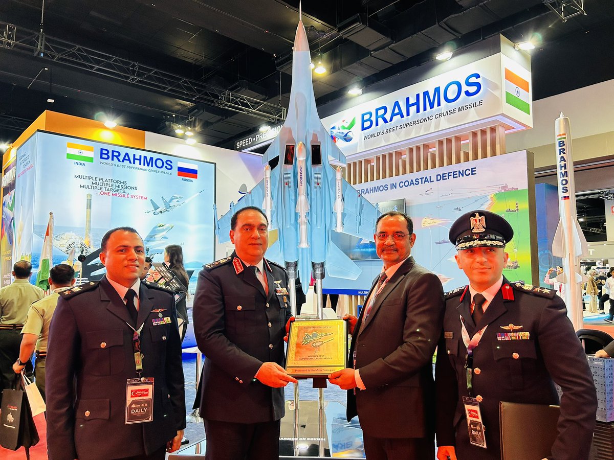 BrahMosMissile's tweet image. Lieutenant General Mahmoud Foaad Abd El-Gawad, Commander of the @egairforce 🇪🇬, visited #BrahMos pavilion at @DSAMalaysia, #MITEC, #KualaLumpur 🇲🇾. The Commander was briefed about the advantages of the @BrahMosMissile.

#DSA2024 #DSANATSECAsia

@PMOIndia @DefenceMinIndia @hcikl…